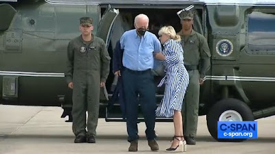 viaggrego's tweet photo. Continuano le #Gaffe del Vecchietto #Biden: "prima #Non riesce a #indossare la #Giacca e poi #perde pure gli #Occhiali". Il #Video, ovviamente, e' gia' #Virale sui #Social! (Video)! https://t.co/DlmUzcIl1L https://t.co/7Zw23oUuIL