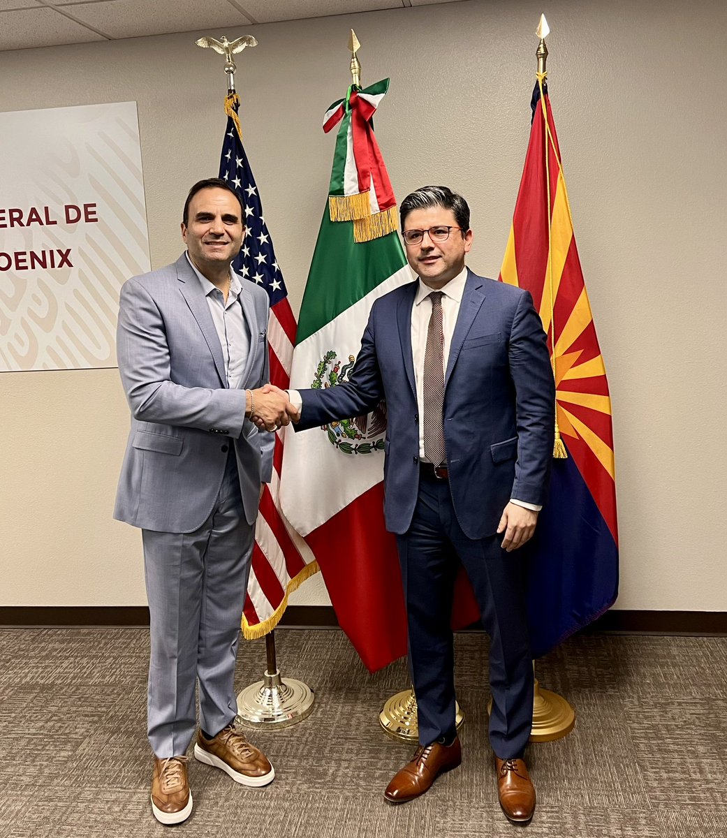 jorgem_yescas's tweet photo. #MaricopaSheriff Paul Penzone visited the 🇲🇽Consulate today to learn about the new security features of the 3G #ConsularID and observe first hand its issuing process.
Very grateful with Sheriff Penzone’s interest on community safety,especially regarding this important document. https://t.co/VgOPMwOScA