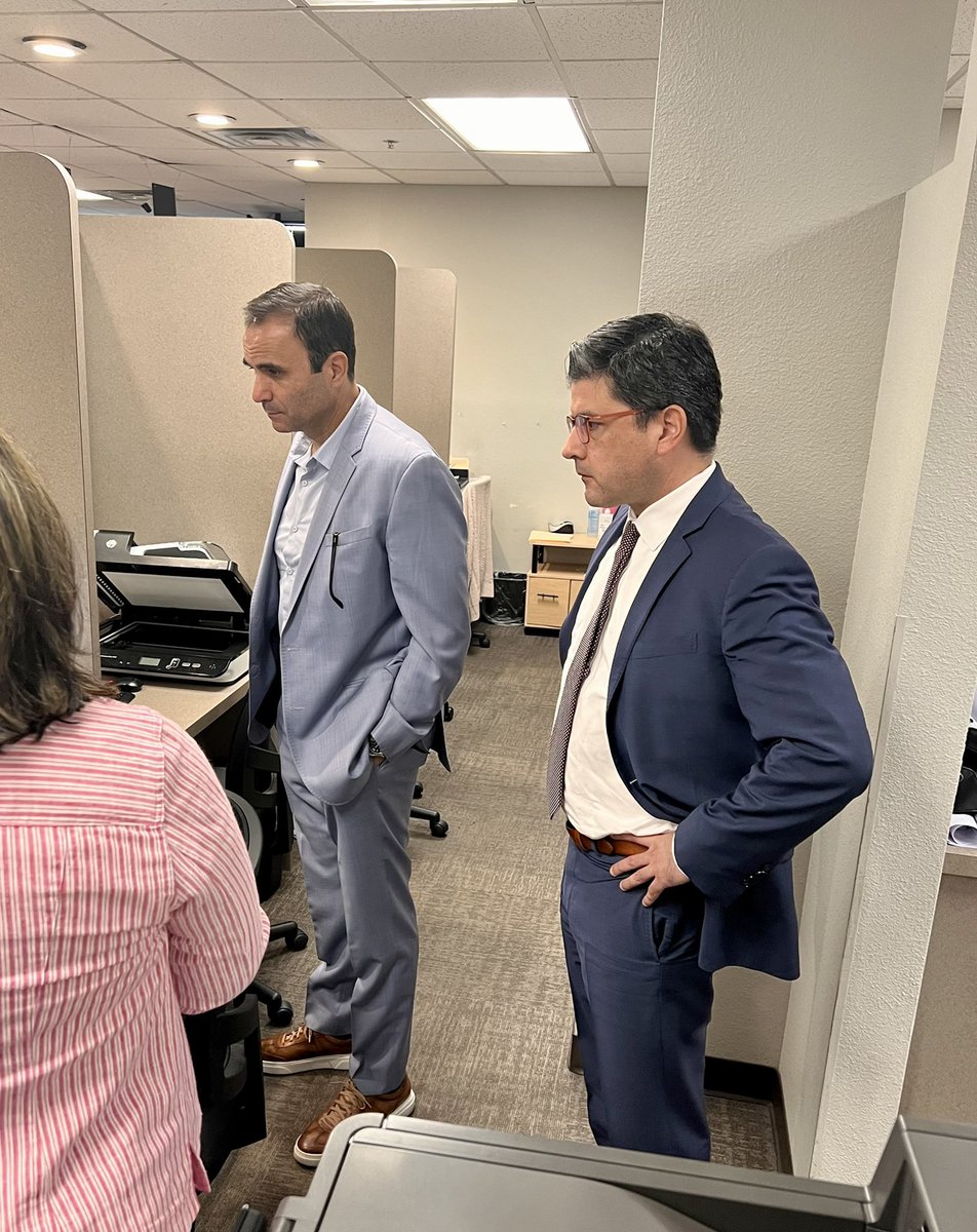 jorgem_yescas's tweet photo. #MaricopaSheriff Paul Penzone visited the 🇲🇽Consulate today to learn about the new security features of the 3G #ConsularID and observe first hand its issuing process.
Very grateful with Sheriff Penzone’s interest on community safety,especially regarding this important document. https://t.co/VgOPMwOScA