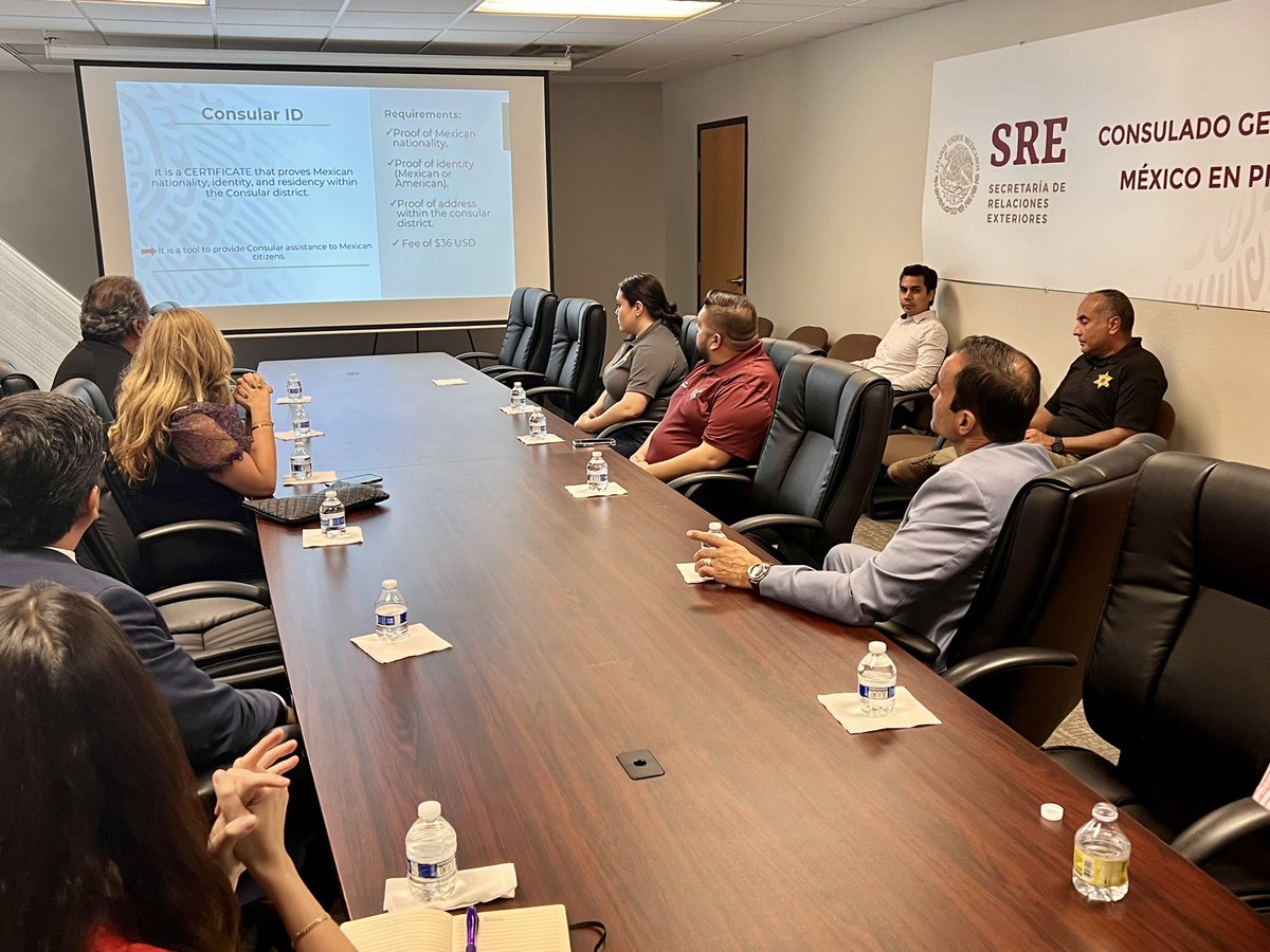 jorgem_yescas's tweet photo. #MaricopaSheriff Paul Penzone visited the 🇲🇽Consulate today to learn about the new security features of the 3G #ConsularID and observe first hand its issuing process.
Very grateful with Sheriff Penzone’s interest on community safety,especially regarding this important document. https://t.co/VgOPMwOScA