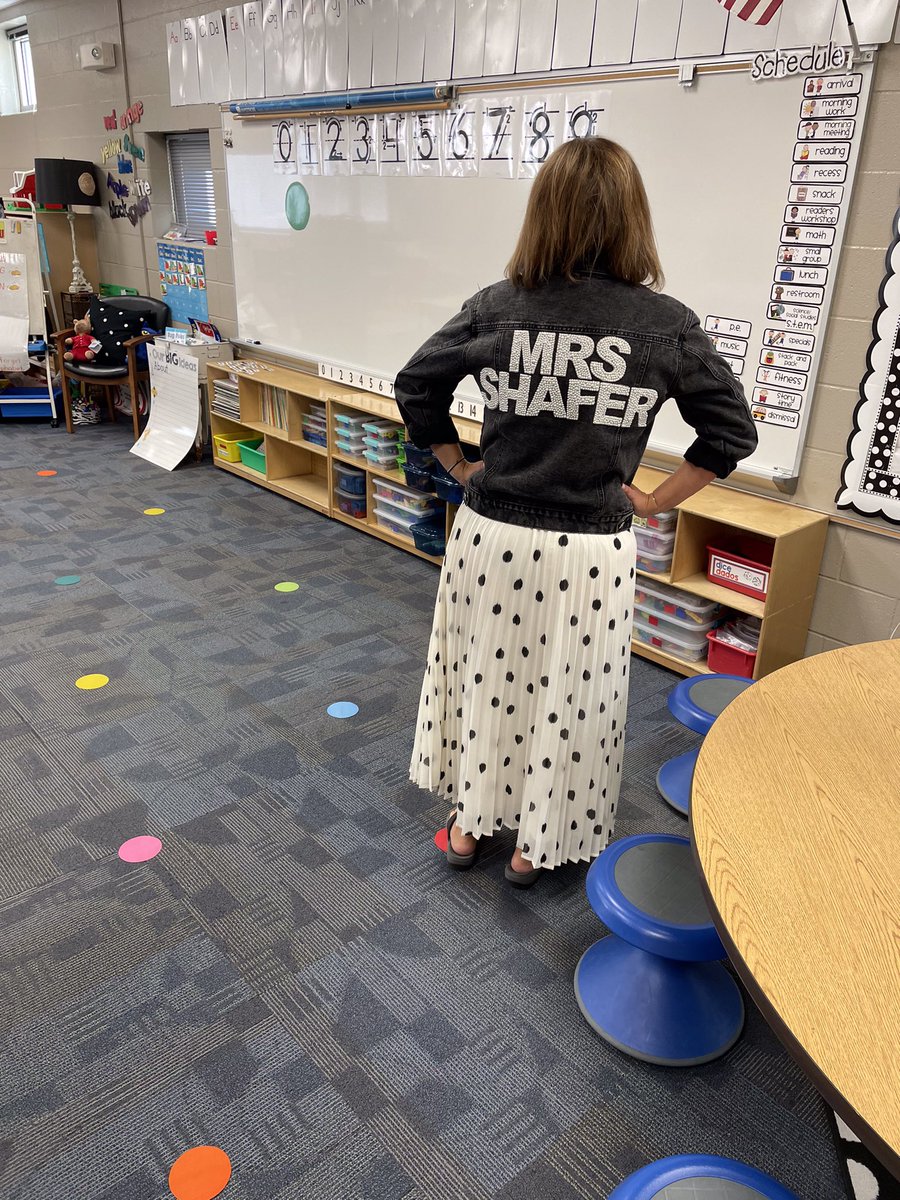 shaferkdgrocks's tweet photo. Starting this year with some amazing learners who are rocking school! Sharing, cooperating, following directions, and being kind learners…our future is so bright we have to wear shades.@Buffaloes_SMSD https://t.co/9XMJc4yhQ3