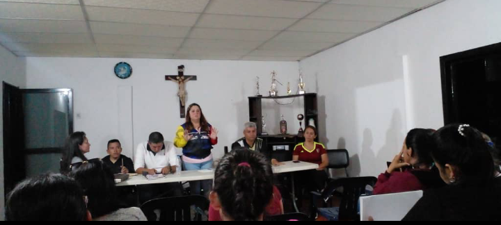 #Encuentro <a href="/Berzabethg1/">Berzabethgandicaoficial</a> directora #ZET sostuvo reunión con Gabinete de Educación de Fernández Feo
Indicó que pudo apreciar el trabajo hecho por el personal educativo en esta zona al sur de la entidad
<a href="/NicolasMaduro/">Nicolás Maduro</a> 
@MPPEDUCACION 
<a href="/_LaAvanzadora/">Yelitze Santaella</a> 
<a href="/FreddyBernal/">Freddy Bernal</a> 
<a href="/supervisionZET1/">SupervisionZET</a>