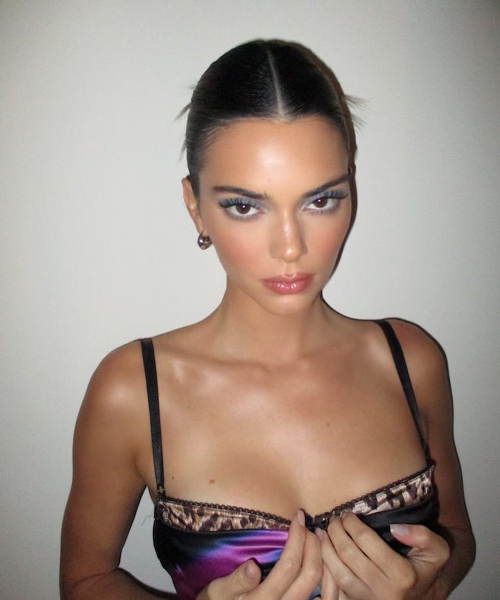 KENDALLNJX_'s tweet photo. kendall jenner's face card never decline. https://t.co/Dta9O3amh0