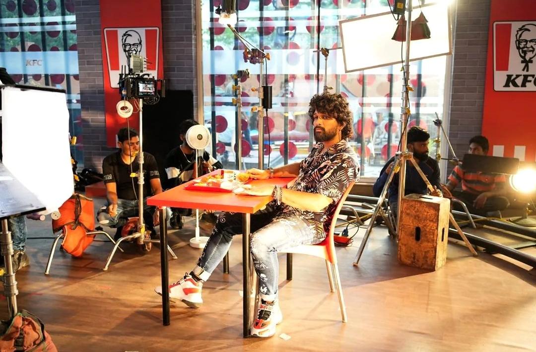 AlluBoyPraveen's tweet photo. ICON STAR @AlluArjun From @KFC Ad Shoot ๐คฉ๐ฅต
"Chicken Peri Peri Super Very Very ๐ฅ"
#LetsKFC ๐คฉ๐ฅ
#AlluArjun #Pushpa
#PushpaTheRise #PushpaTheRule https://t.co/xcTcNzde0V