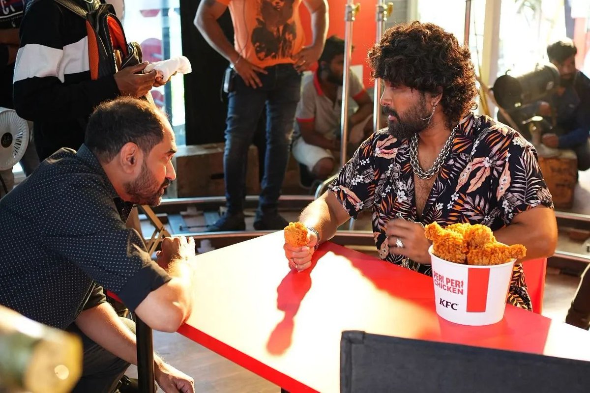 AlluBoyPraveen's tweet photo. ICON STAR @AlluArjun From @KFC Ad Shoot ๐คฉ๐ฅต
"Chicken Peri Peri Super Very Very ๐ฅ"
#LetsKFC ๐คฉ๐ฅ
#AlluArjun #Pushpa
#PushpaTheRise #PushpaTheRule https://t.co/xcTcNzde0V