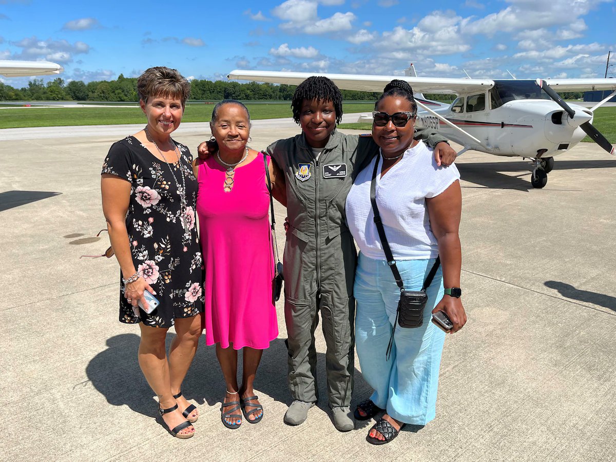 BpiAlumni's tweet image. Ava Lewis &apos;23, an Air Force Junior ROTC cadet got her Private Pilot’s Certification over the summer!  

The first flight she logged as a new pilot was on a Cessna-172 with her mother and around the airfield where she trained. 

#bpialumni #polyalumni #BPI #Polypride #BCPSS