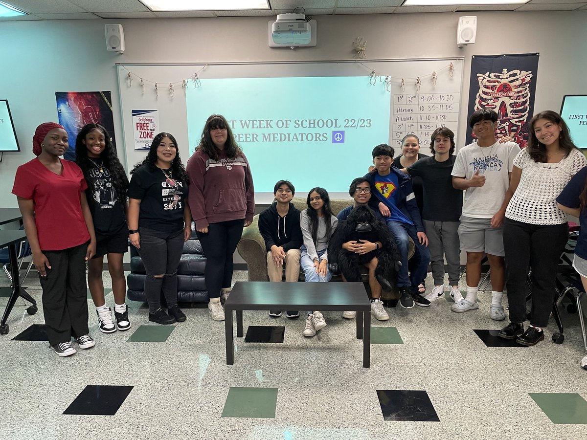 bhsmediators's tweet photo. Peer Mediators #FirstWeek of classes for 2022-23 school year!! 💚 🐏 #RISDBelieves @BerknerHelpers  @bhsstem @RISDPreventProg https://t.co/cxkUq3TmKb