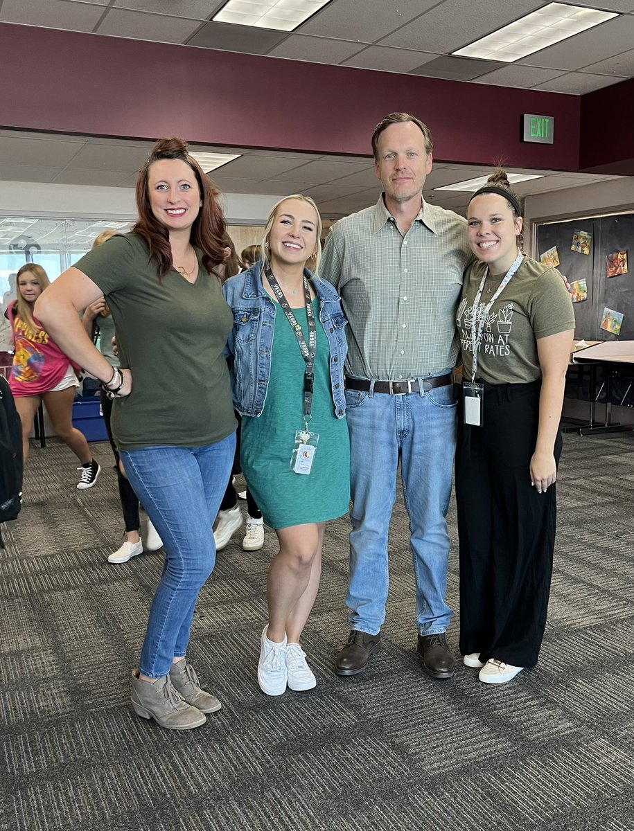 7ArcticWolves's tweet image. 7 Arctic is off to a great start this school year! The team that greens together, stays together! Gooo Wolves! #dreamteam #greenteam #notplanned @ErinKyllo @MrsCarsonRVMS @shelleyahyland @ErinIsley1 @RanchViewMS
