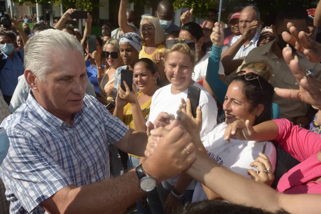 Colina_CTCuba's tweet photo. Disculpen los odiadores que ahora intentan criticar a @DiazCanelB en la visita a #VillaClara, este mensaje es de #ChávezPorSiempre "León no come moscas". Lo siento #YoSigoAMiPresidente, hoy y siempre. En #Cuba hay continuidad y #FidelPorSiempre, ah y miren, siempre  #Venceremos. https://t.co/OodvSKMqk9
