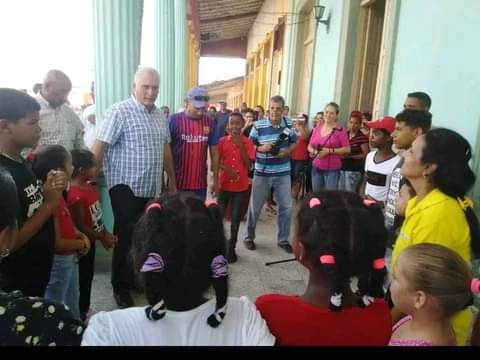 Colina_CTCuba's tweet photo. Disculpen los odiadores que ahora intentan criticar a @DiazCanelB en la visita a #VillaClara, este mensaje es de #ChávezPorSiempre "León no come moscas". Lo siento #YoSigoAMiPresidente, hoy y siempre. En #Cuba hay continuidad y #FidelPorSiempre, ah y miren, siempre  #Venceremos. https://t.co/OodvSKMqk9