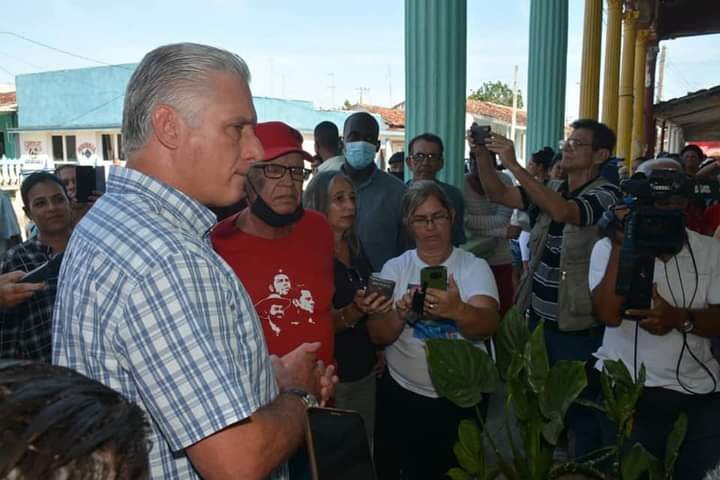Colina_CTCuba's tweet photo. Disculpen los odiadores que ahora intentan criticar a @DiazCanelB en la visita a #VillaClara, este mensaje es de #ChávezPorSiempre "León no come moscas". Lo siento #YoSigoAMiPresidente, hoy y siempre. En #Cuba hay continuidad y #FidelPorSiempre, ah y miren, siempre  #Venceremos. https://t.co/OodvSKMqk9
