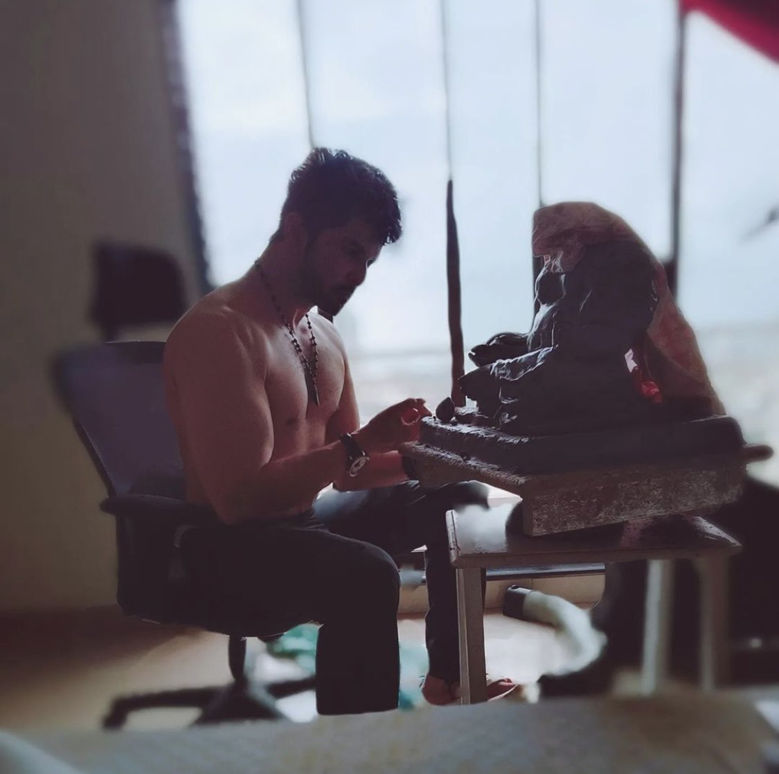PuneTimesOnline's tweet photo. #fridaymorning begins with a glimpse of @RaQesh19 hard at work to complete his #GanpatiBappa idol!

#RaqeshBapat #RaqeshBapatArmy #ganpatibappamorya #Bappa #Ganeshotsav https://t.co/VMUyMmzQAd