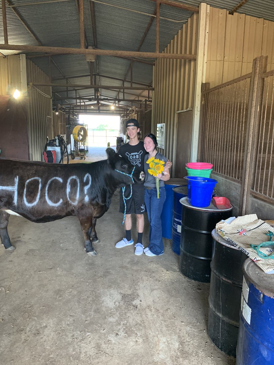 TheReal1Dustin's tweet photo. This is how you ask your g/f to Homecoming! #FFA2022 #hoco2022 https://t.co/rsH2aWU5VF