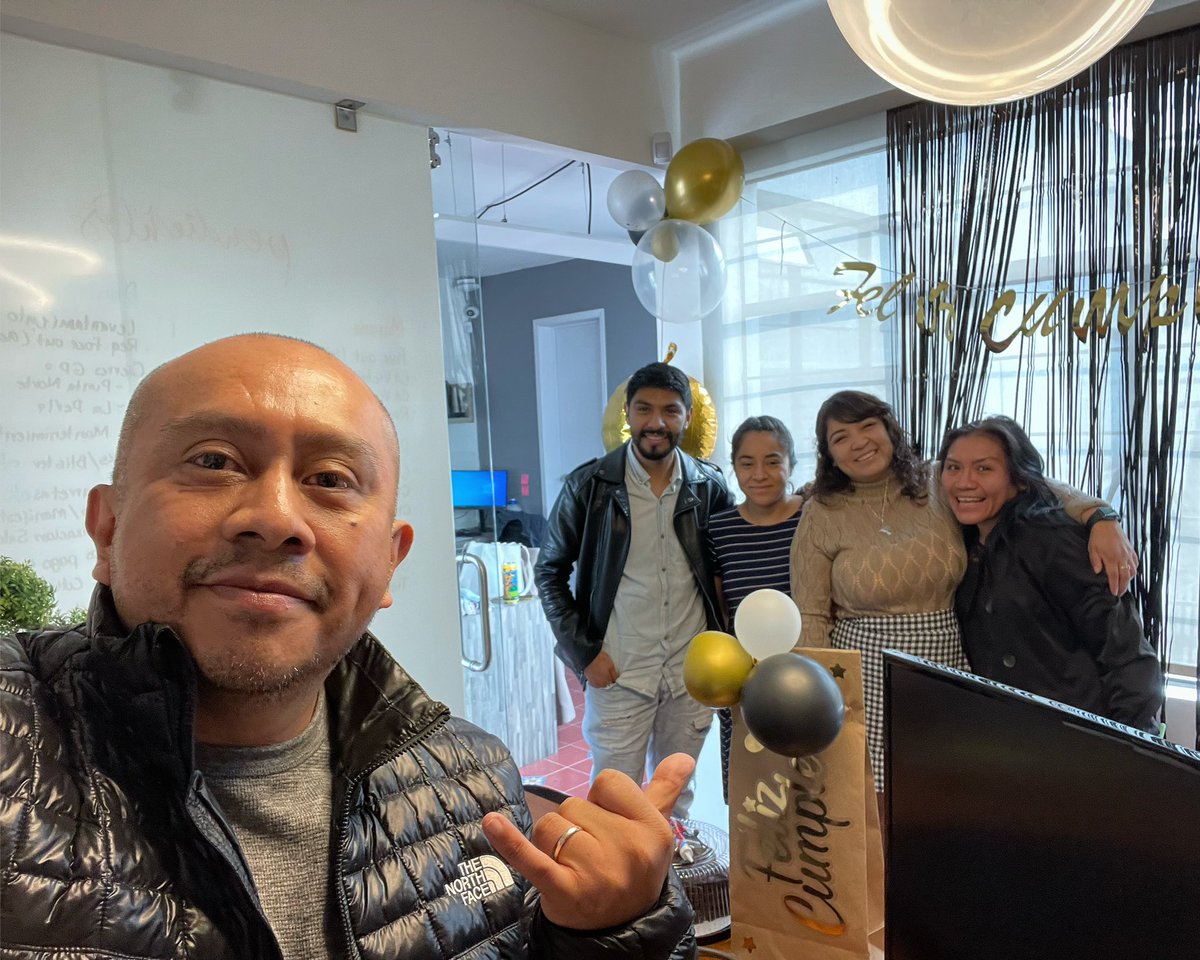 UrbinaCsr's tweet photo. #TBT #Cumpleaños #MiOficina #MiEquipoComprasYPresupuestos #ThinkStudio #Architecture https://t.co/xhAFRiQUCm