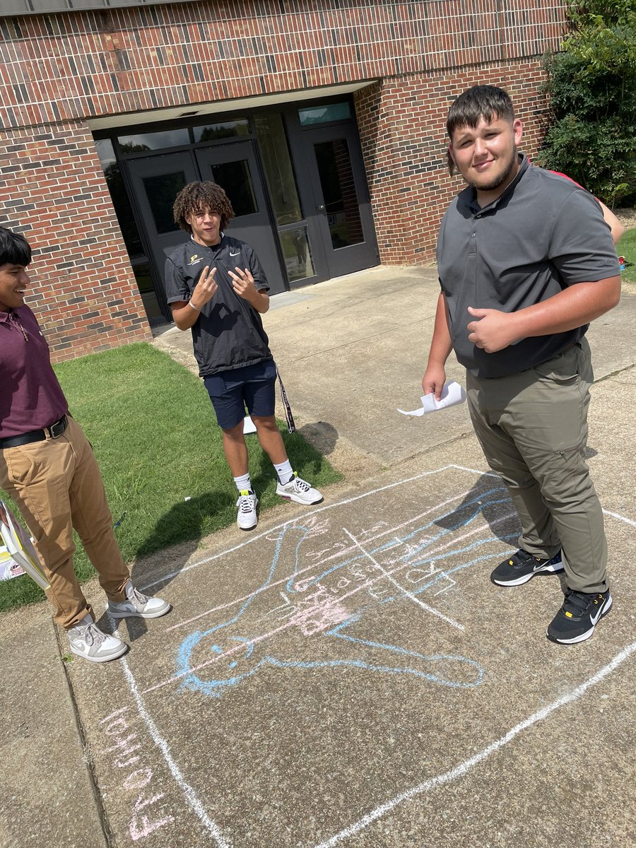 Mrs. Gina’s class took to sidewalk chalk to better understand the human body! <a href="/ginahud12/">Gina Hudson</a> What a creative way to keep students locked in!