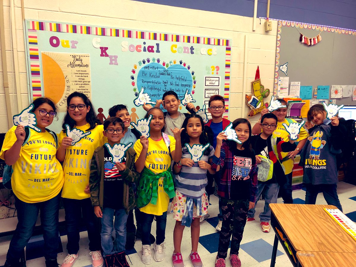 EricaGamez10's tweet photo. Promoting College Readiness with my  4th graders @TravisElementa2 thanks to Texas A&amp;M-CC and Del Mar College. 💚💙🤙🏼 #FalconPride @mitchan_stacy https://t.co/NFFmEsLDwH