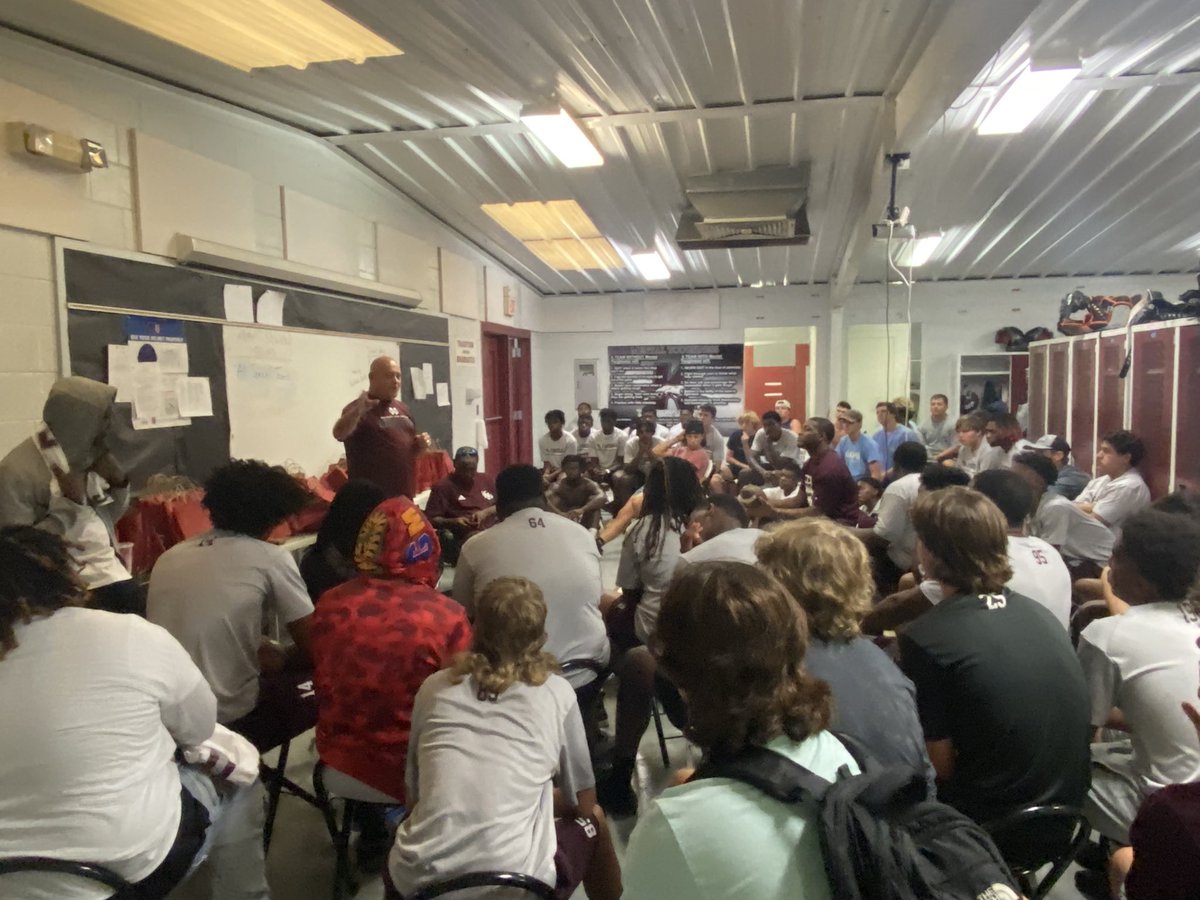 orr_coachorr9's tweet photo. Our Coaches’ wives, along with the aid of Bro. Doug Defranco (FCA) and the Lions Club of Kosciusko, presented each of our players with their own Bible today. Some things are bigger than football. Grateful for each and everyone of our Coaches’ wives! https://t.co/sWEHcIP0Gn