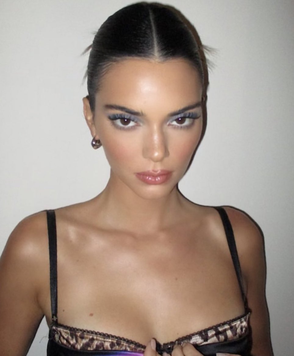 archivekend's tweet image. kendall jenner is chef kiss