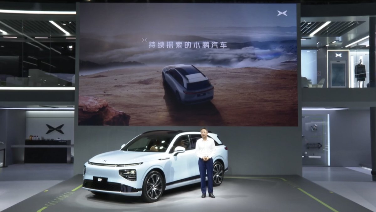XPENG_Global's tweet photo. "Today, we're presenting our newest SUV,  XPENG G9. G9 will be the world's fastest-charging mass-produced EV, allowing drivers to add up to 200 km of CLTC range in just 5 minutes," Henry Xia, Director and President of XPENG Motors, addressed the Chengdu Motor Show. https://t.co/sPMkdab9tI