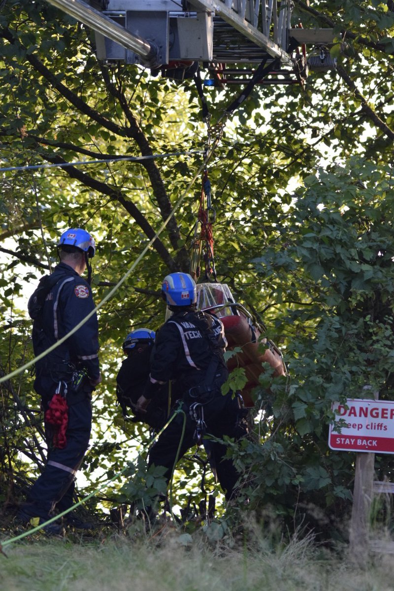 Karen_Fry's tweet photo. Our technical rescue team conducting a rescue at #wreckbeach tonight for someone who had fallen down a steep embankment.
@VanFireRescue @IAFF18 

Transported to hospital by @BC_EHS with injuries. 
#technicalrescue 
Photo credit M.Huang https://t.co/ijQUuSotnG