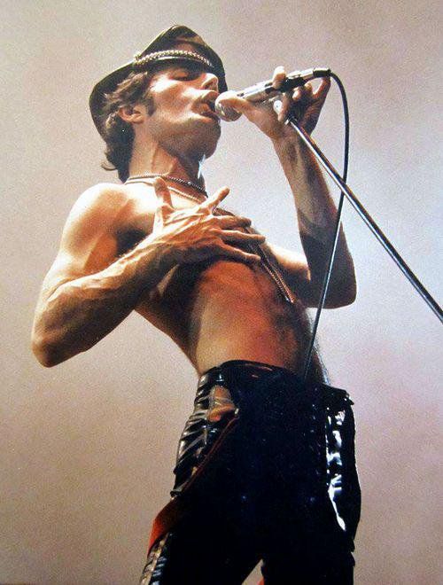 crockpics's tweet photo. Freddie Mercury on stage. https://t.co/HUNmGT5xJB