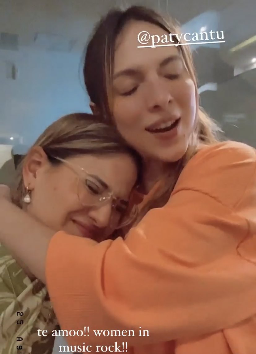 indicaretirada's tweet photo. me muero de amor, se conocieron, las amo muchísimo, dos grandes mujeres y dos grandes artistas 

MAR DÉJAME IR https://t.co/11FUDjpNY2