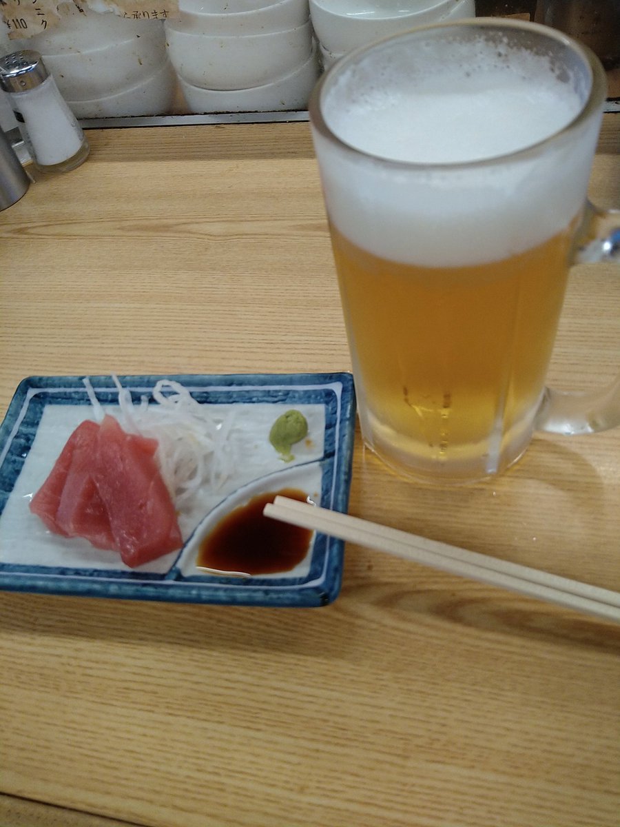 aya_noch's tweet photo. 有名店で1軒目（どこか分かっちゃうね）。カウンターはもう混んでた。紳士な方々ばかりで静かに飲めた。平日日中だから?生とサワーとアジフライと刺し身ですでにお腹が。頑張って次ダー。 https://t.co/1dz8dI1Oq0