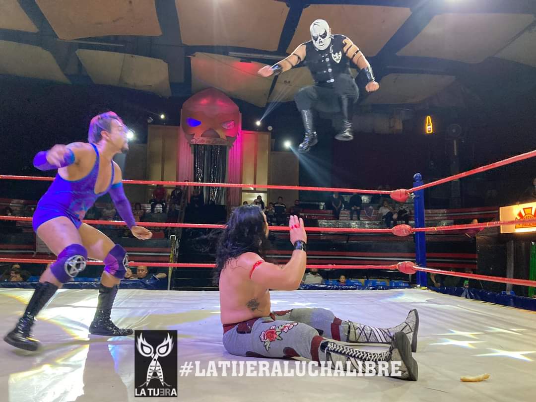 LaTijeraLucha's tweet photo. Luego de ser golpeado y arrojado fuera del cuadrilátero el referí #ReyesRosas,no pudo contar las 3 palmadas a el #Mafioso;tiempo que aprovecho #HellBoy para atacar a #CaballeroDePlata, aprovechando la tercia ruda de #Maniacop360, #Paymon y el propio integrante de #LuchaTime... https://t.co/5CFHRRlH8E