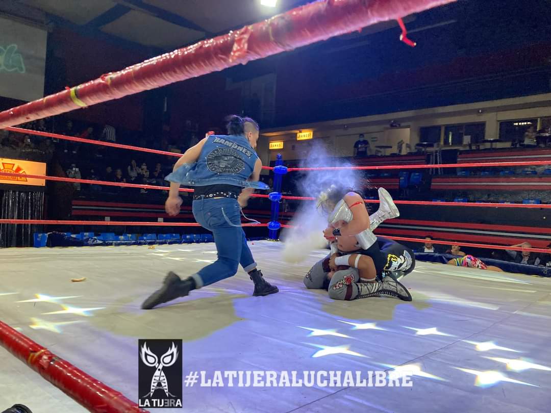 LaTijeraLucha's tweet photo. Luego de ser golpeado y arrojado fuera del cuadrilátero el referí #ReyesRosas,no pudo contar las 3 palmadas a el #Mafioso;tiempo que aprovecho #HellBoy para atacar a #CaballeroDePlata, aprovechando la tercia ruda de #Maniacop360, #Paymon y el propio integrante de #LuchaTime... https://t.co/5CFHRRlH8E