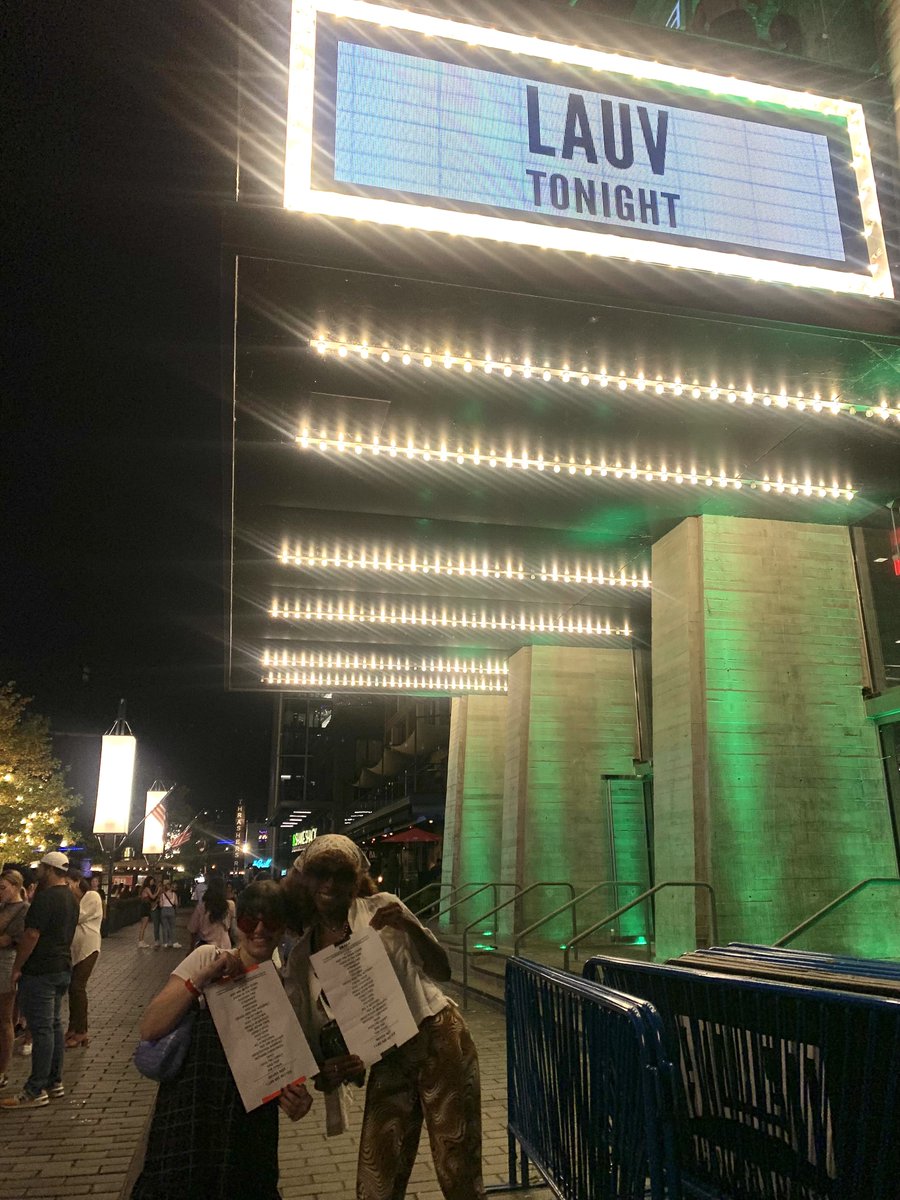 IMCHASINGFlRE's tweet photo. GIVE IT UP FOR MY MF HOME SHOOOWWWWW!! THANK U @lauvsongs https://t.co/emfghGmjw9