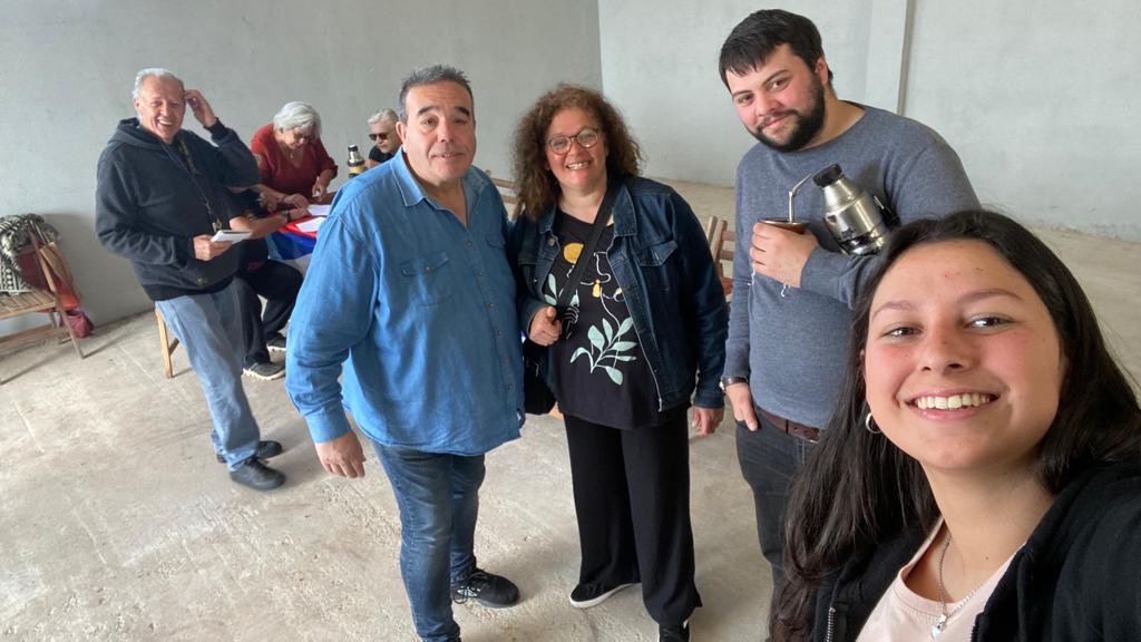 Revetria_Diego's tweet photo. Día del Comité de Base, Junto a los compañeros @estela_pereyra3 y @MiguelG_I dejando un fraternal saludo de la @BancadaMvdFA, al flamante comité “Julio Castro Ayuí”

🔴 Viva la unidad!! 
🔵 Viva el Frente Amplio!!✊
⚪️ Salú compañeros!✌️

@Frente_Amplio
⁦@FAMontevideo⁩ https://t.co/da7ycqmtAg