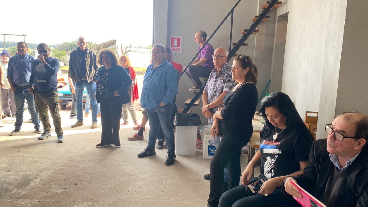 Revetria_Diego's tweet photo. Día del Comité de Base, Junto a los compañeros @estela_pereyra3 y @MiguelG_I dejando un fraternal saludo de la @BancadaMvdFA, al flamante comité “Julio Castro Ayuí”

🔴 Viva la unidad!! 
🔵 Viva el Frente Amplio!!✊
⚪️ Salú compañeros!✌️

@Frente_Amplio
⁦@FAMontevideo⁩ https://t.co/da7ycqmtAg