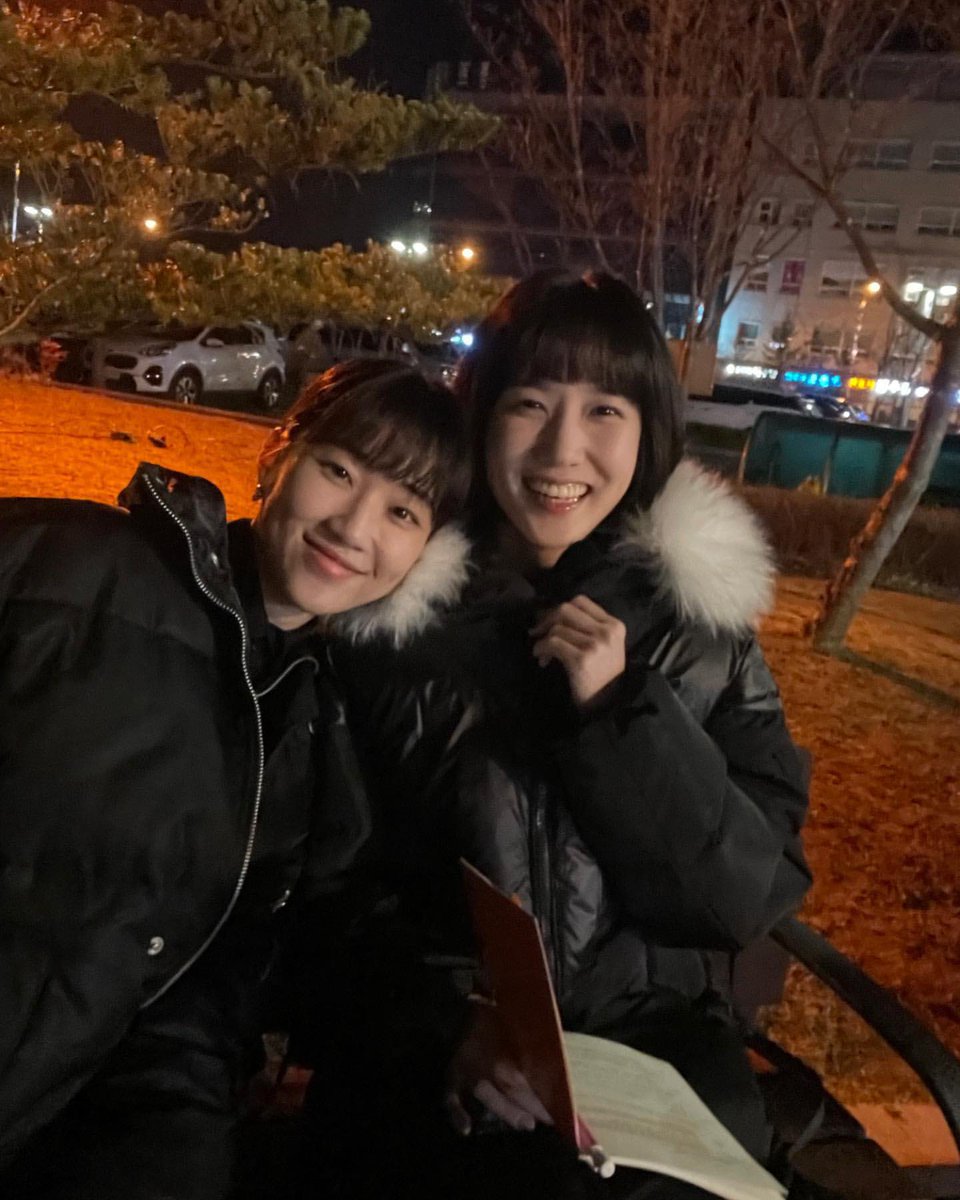 whyalwayz__'s tweet photo. '영우에게는 무척 관대하다. 로스쿨에 다닐 때에도 영우를 도와주다 자기 학업을 놓치는 경우도 있었다.'
에 대한 하윤경 배우님의 답변 한줄 한줄이 너무 명문이다...

질투와 자격지심으로부터 자유로운 사람이 어딨겠나. 그래도 그런 감정을 기분 좋게 잘 넘길 줄 아는 사람이고 싶다. https://t.co/SRLq3el0Uc