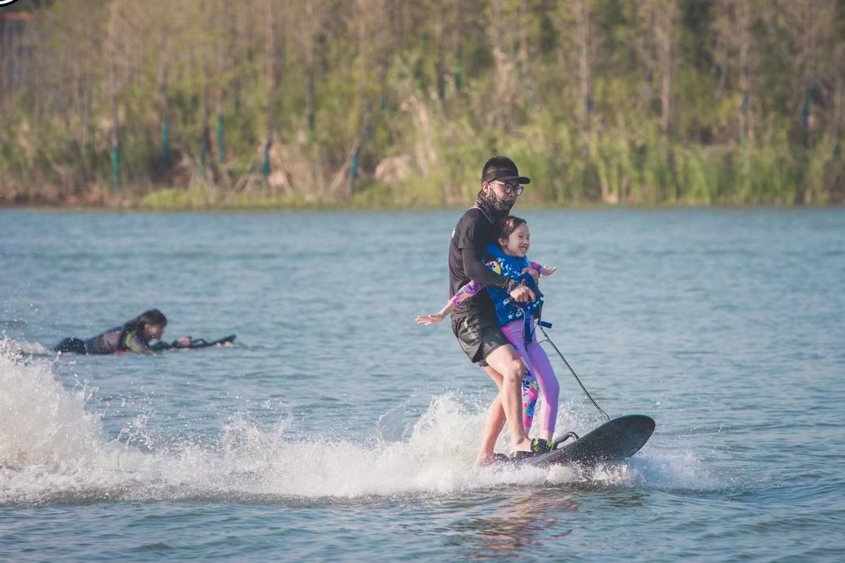 HoverstarVideo's tweet photo. You can "spread your wings" while you are doing electric surfing🏄🏄‍♀️ Visit https://t.co/B2DLxYTHif #surfboard #motosurf #motorizedsurfboard #electricsurfboard #jetboard #hydrofoil #findfreedom #sailing #watersports #flyboard #yachting #yachtinglife #surf #surfing #havospark https://t.co/f02r2SQY4m