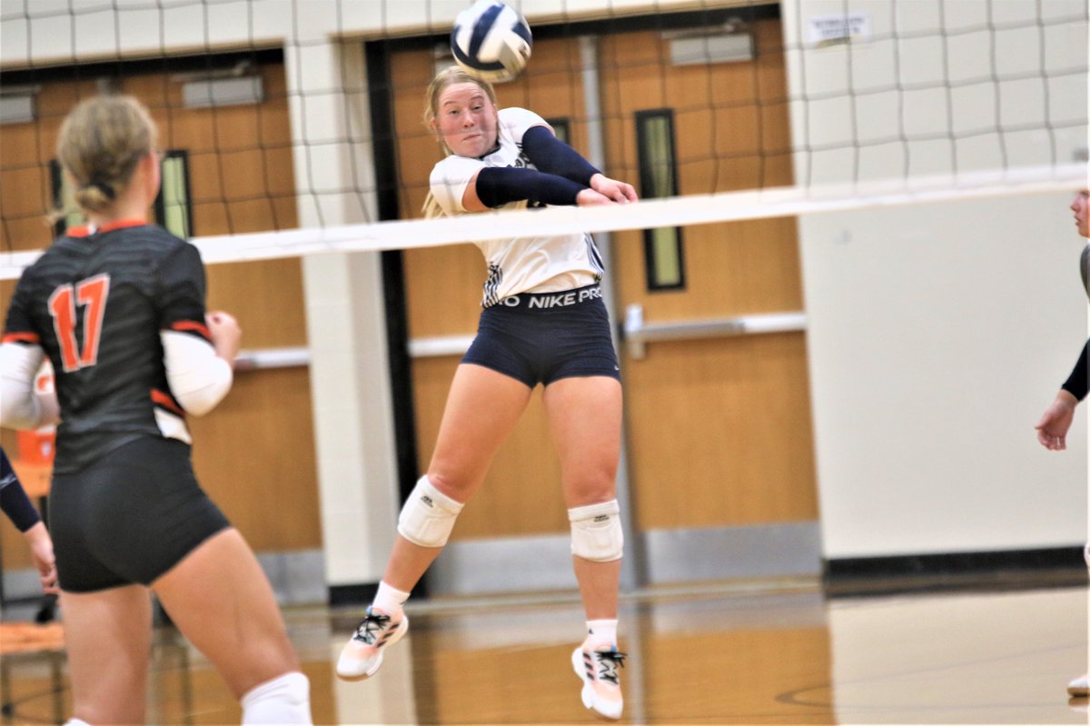 YNT_Christian's tweet photo. York opens the Kelby Phillips era with a 25-20, 25-10, 25-23 sweep of Hastings. Stats:
@cynleywilk 7 kills/1 block
@rylyncast 6 kills/5 blks
@MiaBurke30 5 kills
Dannika Lamberty 4 kills
@HirschfeldReese 2 kills/1 ace/1 blk 
Kelly Erwin 2 kills/1 blk
@libby_troester 1 kill/1 ace https://t.co/wvGaWkAHEP