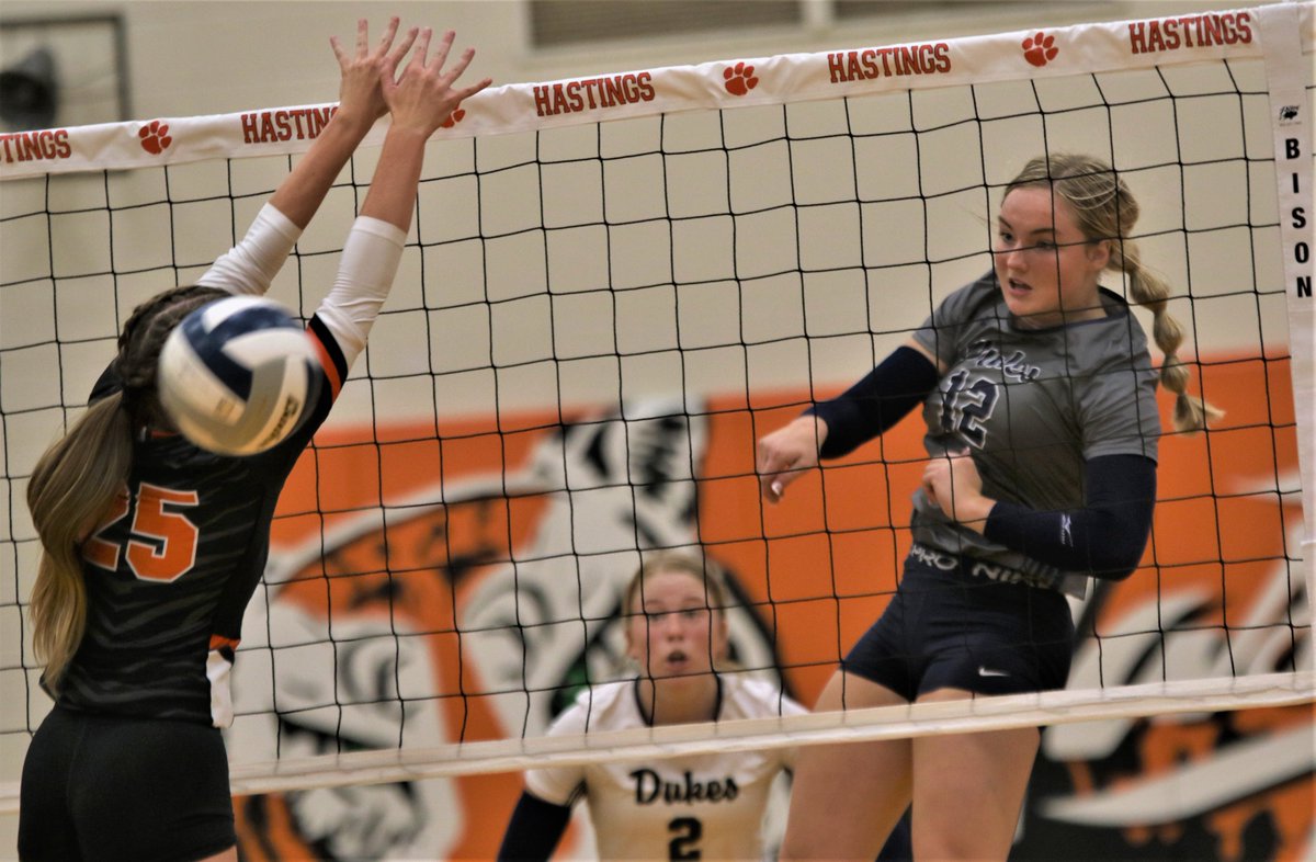 YNT_Christian's tweet photo. York opens the Kelby Phillips era with a 25-20, 25-10, 25-23 sweep of Hastings. Stats:
@cynleywilk 7 kills/1 block
@rylyncast 6 kills/5 blks
@MiaBurke30 5 kills
Dannika Lamberty 4 kills
@HirschfeldReese 2 kills/1 ace/1 blk 
Kelly Erwin 2 kills/1 blk
@libby_troester 1 kill/1 ace https://t.co/wvGaWkAHEP