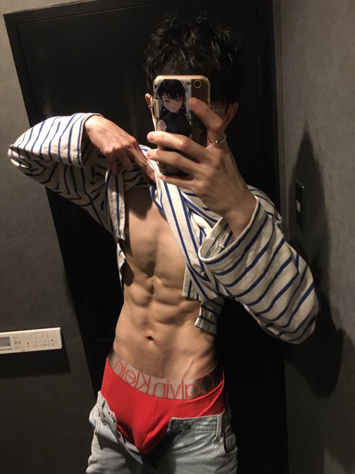 今天是經典皮膚，不過裡面有點不同 https://t.co/R05Jwsa72r