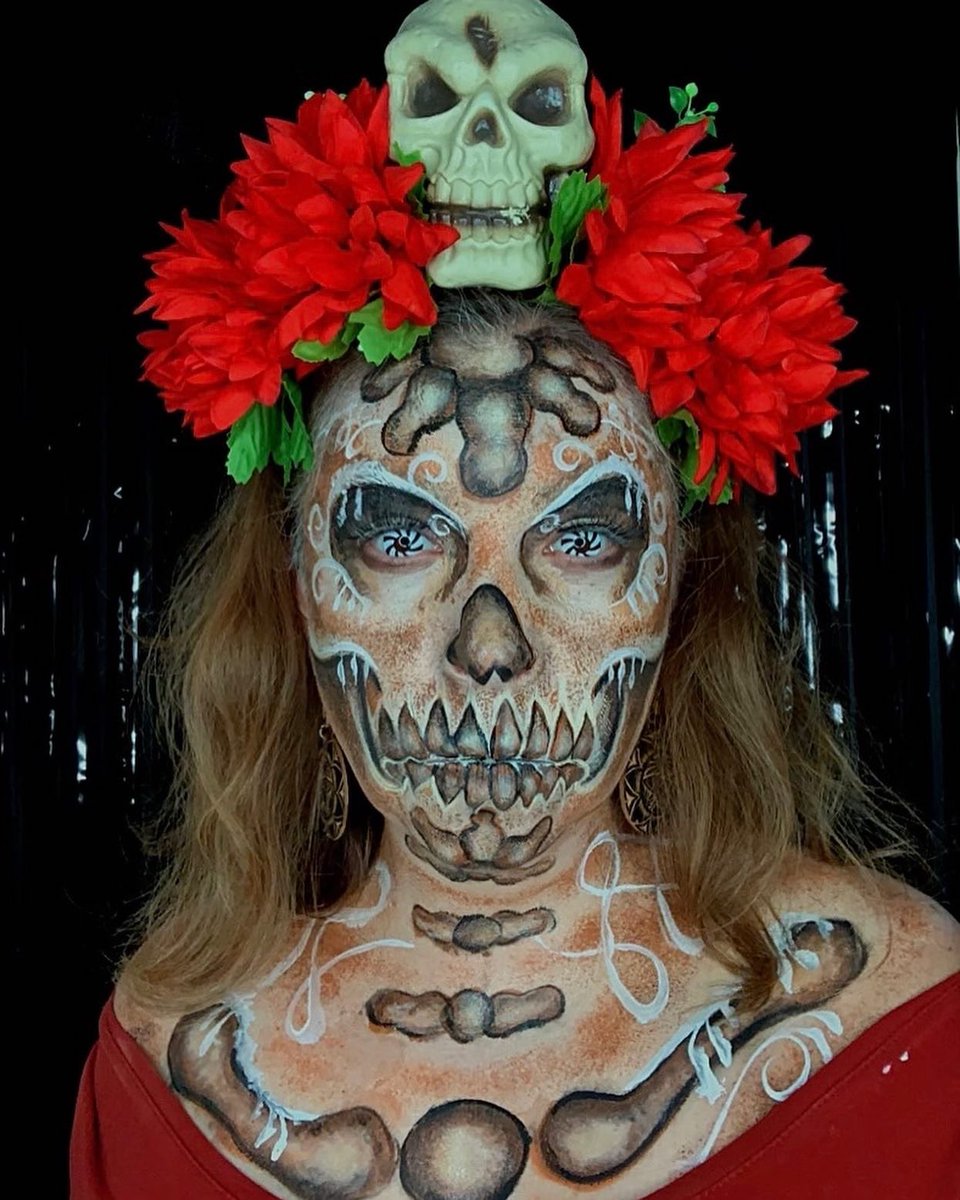 VangeRodriguez's tweet photo. Sweet Sugar Skull tell us you story, was it your love for  “hojaldra” bread so big it became a part of you 💞?
Recreation #1 of Hojaldra Sugar Skull by @alex_huga , Catrinas Workshop
Products used: Superstar Fearsome Faces by Matteo Arfanotti palette, &amp; Kryvaline catrinas #Mua https://t.co/vVaRoTTpMw