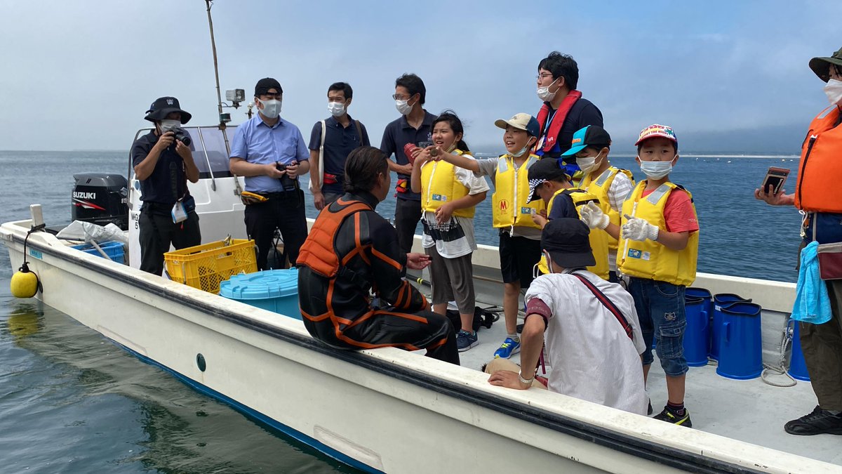 磯焼けによって消えかけている海の森を、次世代に続く形へとつくりかえる「Ishinomaki Save the Ocean Project（ISOP）」が子ども漁業体験を行いました。
当日参加してくれた子どもは10人。一緒に船に乗り、海藻が生えている様子やウニを駆除する様子を見学したのち、カゴ漁を体験しました。