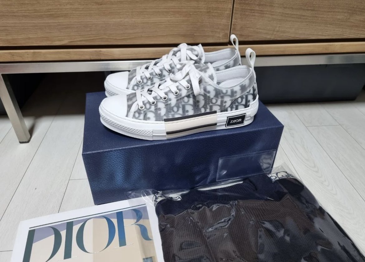 Cpkj1K's tweet photo. 六本木のディオールに靴を
買いに行ったんですが
ウェアとかと合わせて見ると
カッコ良かったので
値札見ずに即購入。

友達に自撮り送ったら
おっさん（39歳）のドヤ顔キモイって
言われました笑 https://t.co/h2p72nc1uo