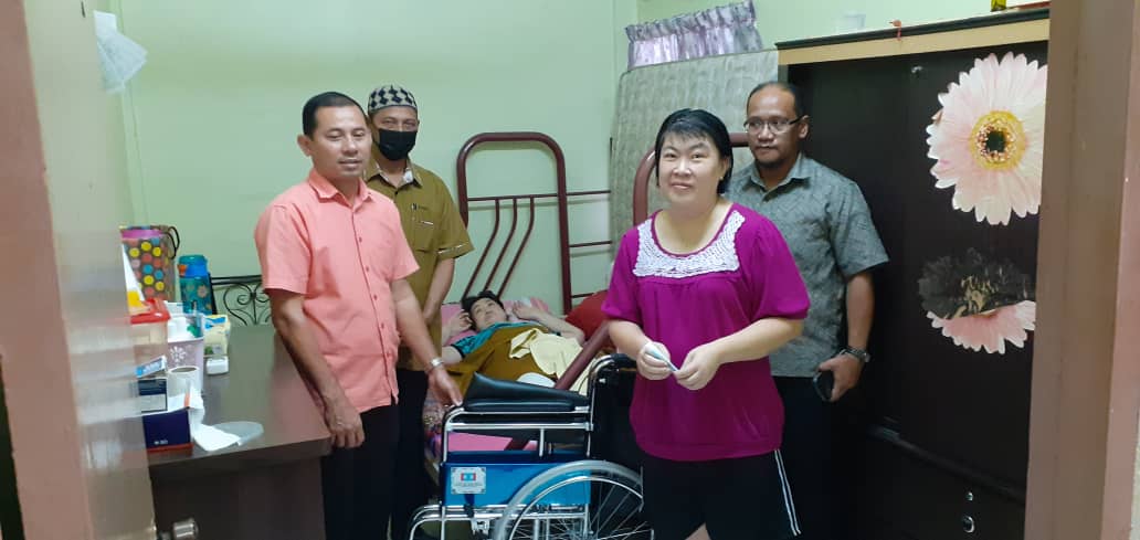 TambunP63's tweet photo. Pejabat Parlimen Port Dickson pada hari ini menyampaikan sumbangan kerusi kepada Puan Yong Swee Lan yang tidak dapat berjalan akibat luka jangkitan kuman di bahagian kaki. Turut bersama pagi ini, Sdr. Nasir Raman, Penyelaras DUN Bagan Pinang.
#ParlimenPD
@anwaribrahim https://t.co/cX191CFFu1