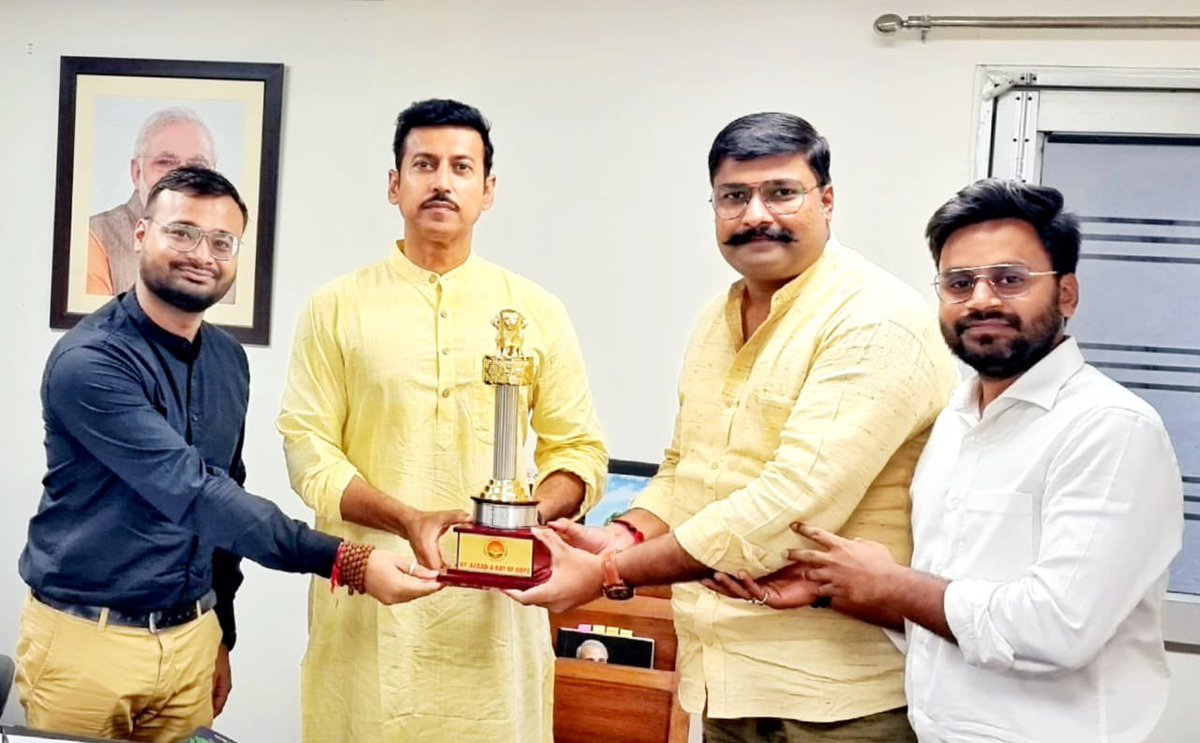Azaadoffical's tweet photo. पूर्व केंद्रित मंत्री व जयपुर राजस्थान से सांसद कर्नल राजवर्धन सिंह राठौर के प्रेरणादायिक शब्दों से आज़ाद में एक नई ऊर्जा का संचार हुआ । इस शिष्टाचार मुलाक़ात से हम सभी अभिभूत है ।@Ra_THORe https://t.co/NG7lJBd2aM