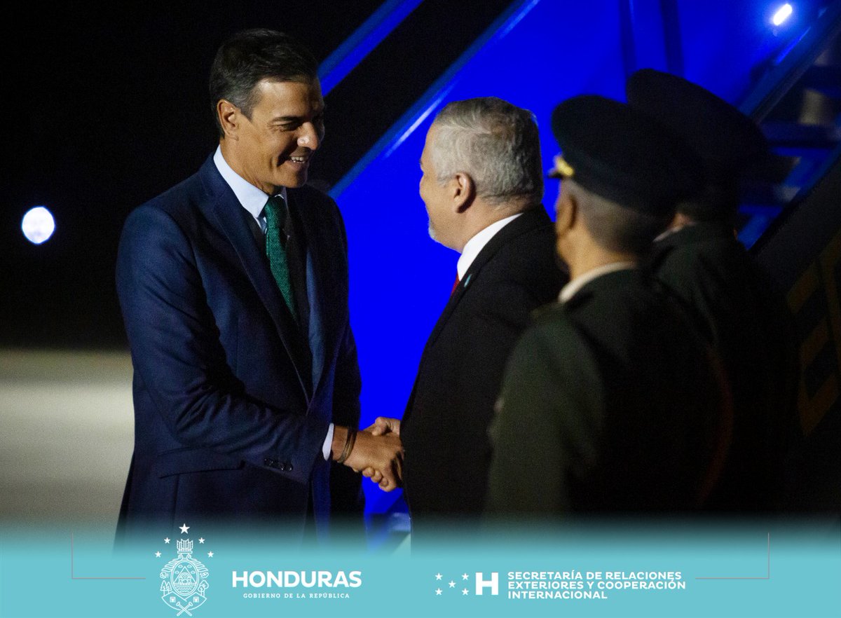 CancilleriaHN's tweet photo. 🇭🇳🇪🇸 Canciller @EnriqueReinaHN recibe al excelentísimo Presidente del Gobierno de España, @sanchezcastejon, quien llega al país para sostener importante reunión bilateral con la Presidenta @XiomaraCastroZ, con la finalidad de fortalecer las relaciones de amistad y de cooperación. https://t.co/MvKd9j7z1G