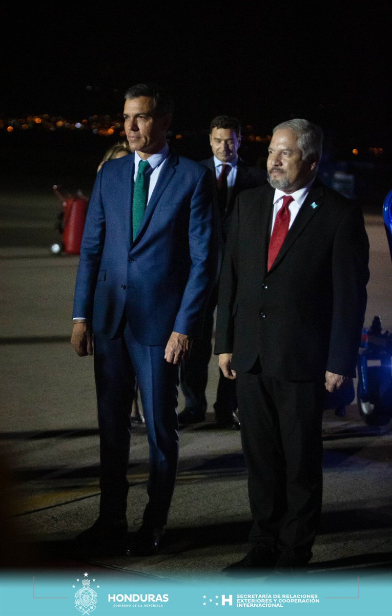 CancilleriaHN's tweet photo. 🇭🇳🇪🇸 Canciller @EnriqueReinaHN recibe al excelentísimo Presidente del Gobierno de España, @sanchezcastejon, quien llega al país para sostener importante reunión bilateral con la Presidenta @XiomaraCastroZ, con la finalidad de fortalecer las relaciones de amistad y de cooperación. https://t.co/MvKd9j7z1G