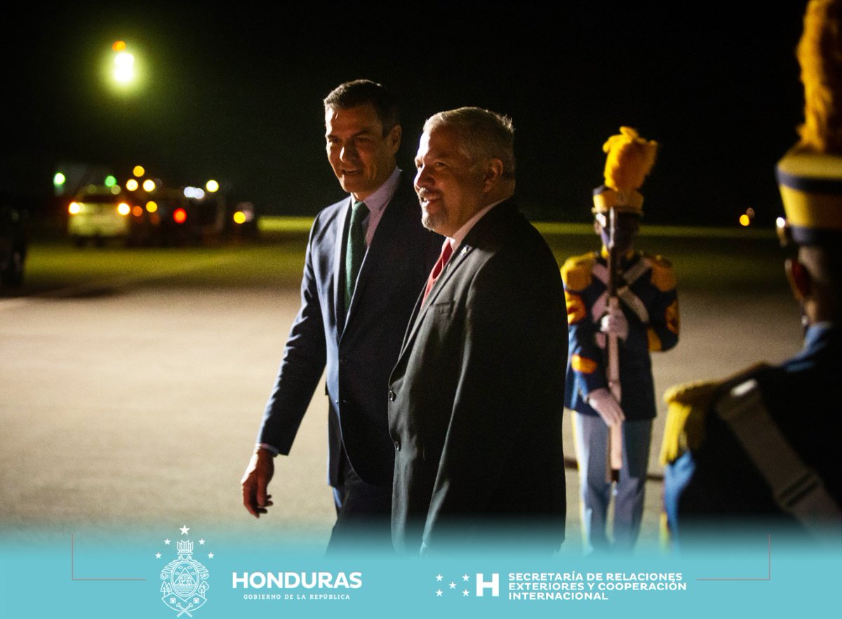 CancilleriaHN's tweet photo. 🇭🇳🇪🇸 Canciller @EnriqueReinaHN recibe al excelentísimo Presidente del Gobierno de España, @sanchezcastejon, quien llega al país para sostener importante reunión bilateral con la Presidenta @XiomaraCastroZ, con la finalidad de fortalecer las relaciones de amistad y de cooperación. https://t.co/MvKd9j7z1G