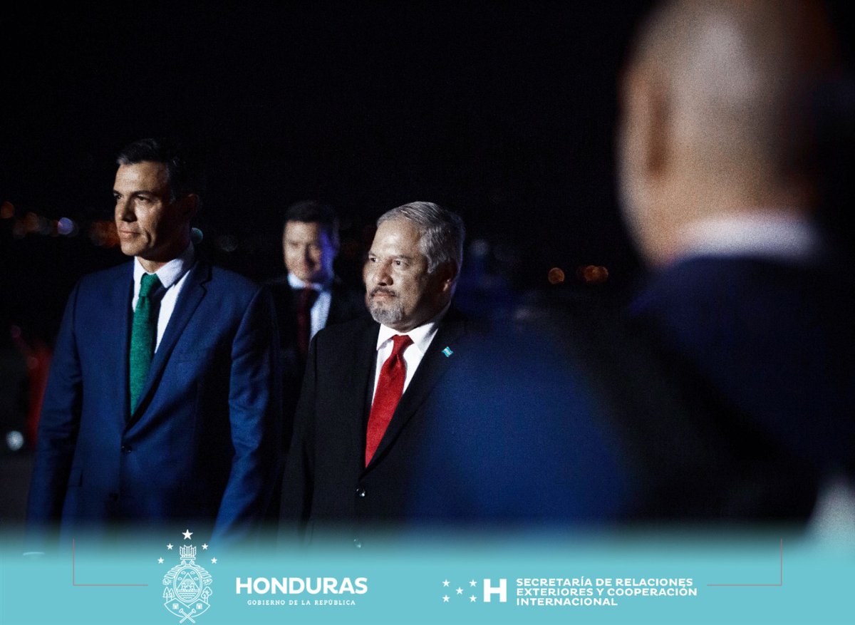CancilleriaHN's tweet photo. 🇭🇳🇪🇸 Canciller @EnriqueReinaHN recibe al excelentísimo Presidente del Gobierno de España, @sanchezcastejon, quien llega al país para sostener importante reunión bilateral con la Presidenta @XiomaraCastroZ, con la finalidad de fortalecer las relaciones de amistad y de cooperación. https://t.co/MvKd9j7z1G