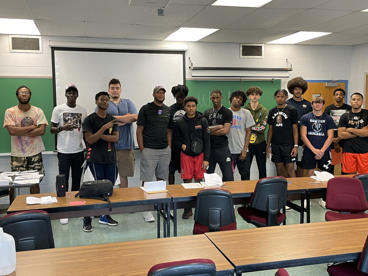 ULSTERMBB's tweet photo. @ULSTERMBB move in day and the first team meeting of the year was a success. Guys are ready to go. Thank you to AD @BrennieMatt and @jlissimmons for giving them great advice for the school year!! Let’s go Ulster!! Time to work!! 📚🏀🏆 https://t.co/25xFLbTxMb