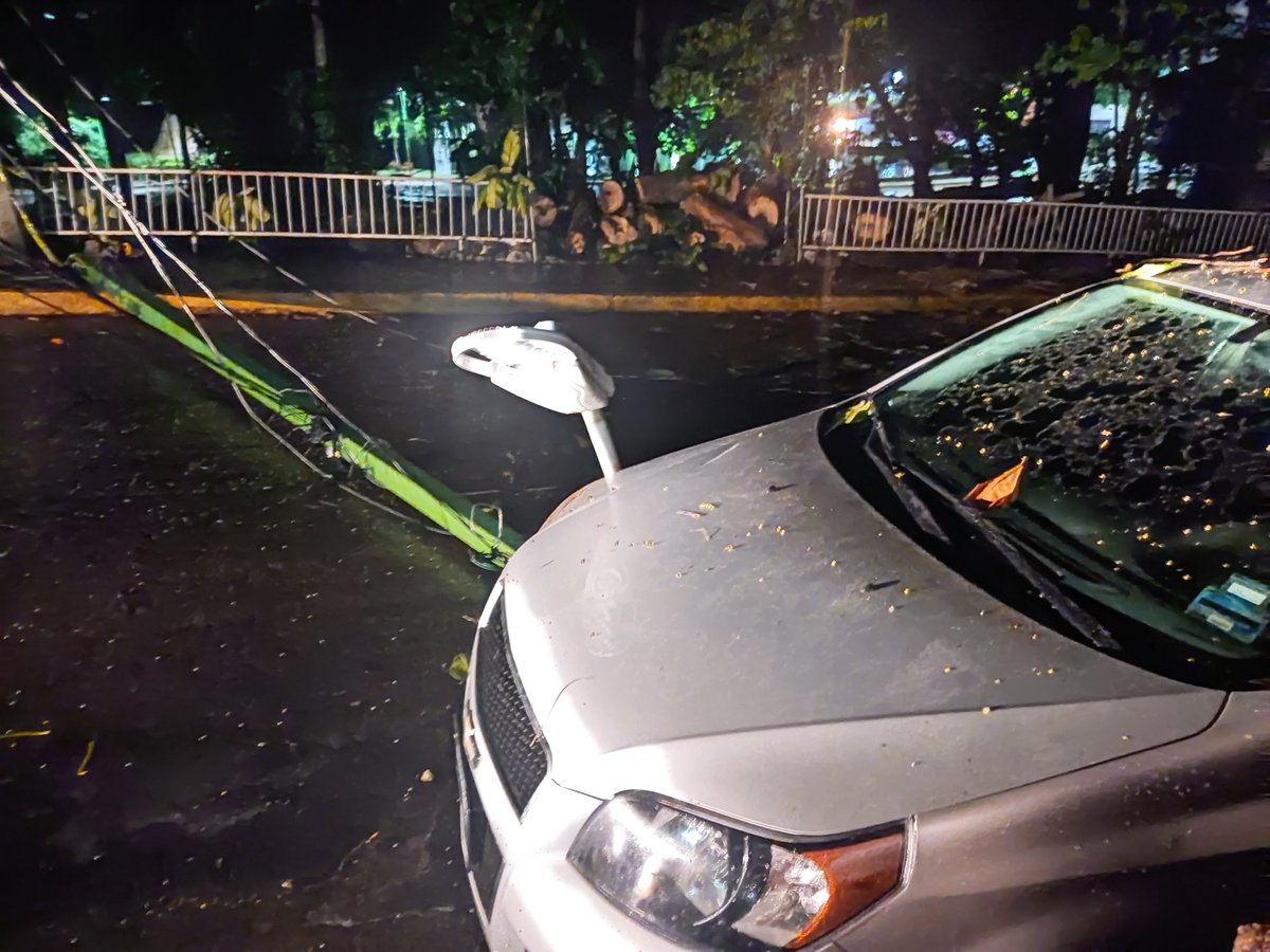 Lilicalca's tweet photo. 🚨AL MOMENTO🚨 Vecinos de la col. Rovirosa reportan que un poste cayó sobre dos autos estacionados sobre prol. Miguel Hidalgo, por lo que no tienen luz desde hace más de dos horas.@CFE_Contigo @cmmerino @SSPCTabasco @ProcivilTabasco @Gobierno_Tab https://t.co/SfHMXZrVWx