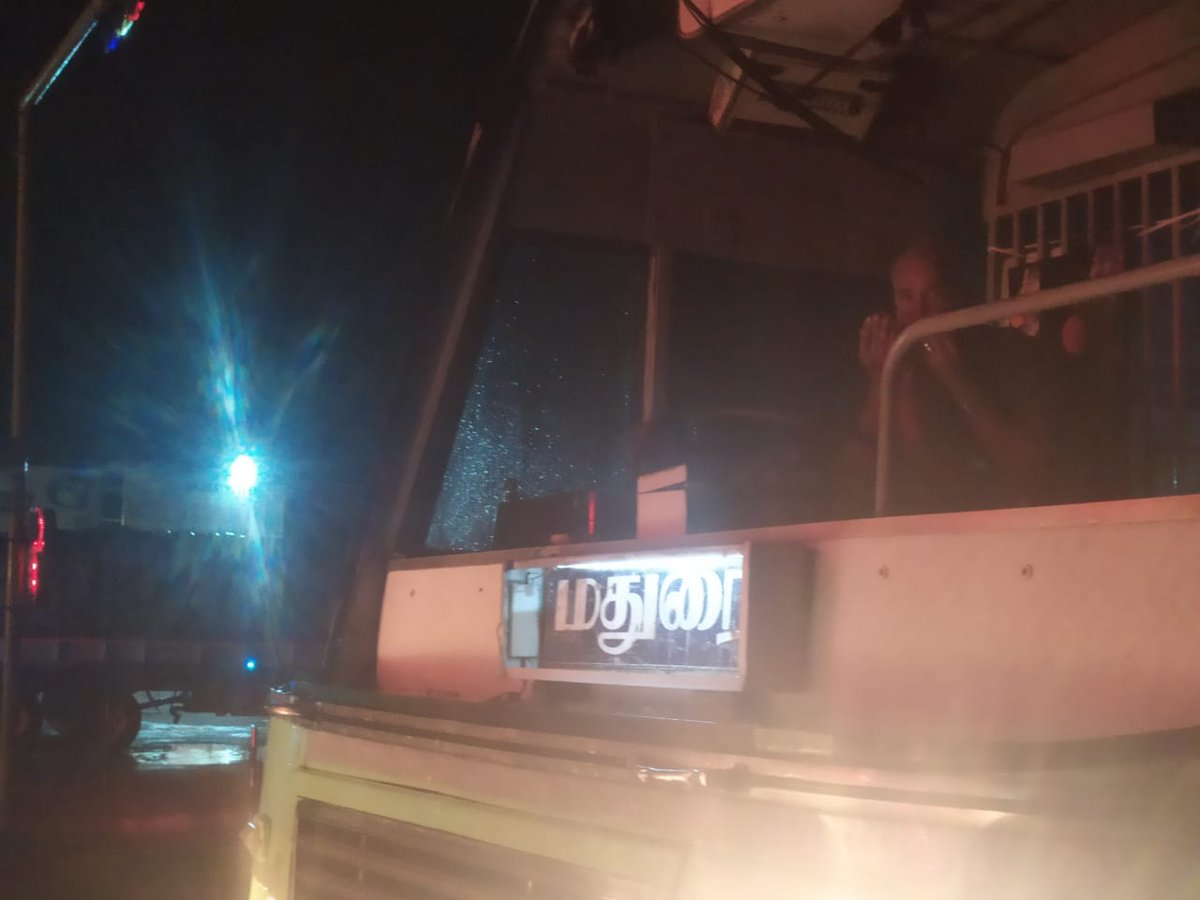 JPandian07's tweet photo. இந்த பேருந்து தமிழ்நாடு அரசு போக்குவரத்து கழகம்- மதுரை பேருந்து எண் TN67N0929. சேலம்- மதுரை செல்லும் போது நாமக்கல் அருகே முகப்பு கண்ணாடிகள் உடைந்து விட்டது. கரூர் பேருந்து நிலையம் வந்தும் மாற்று பேருந்து ஏற்பாடு செய்யாமல் தொடர்ந்து இயக்கினார். https://t.co/qLr1saXbF7