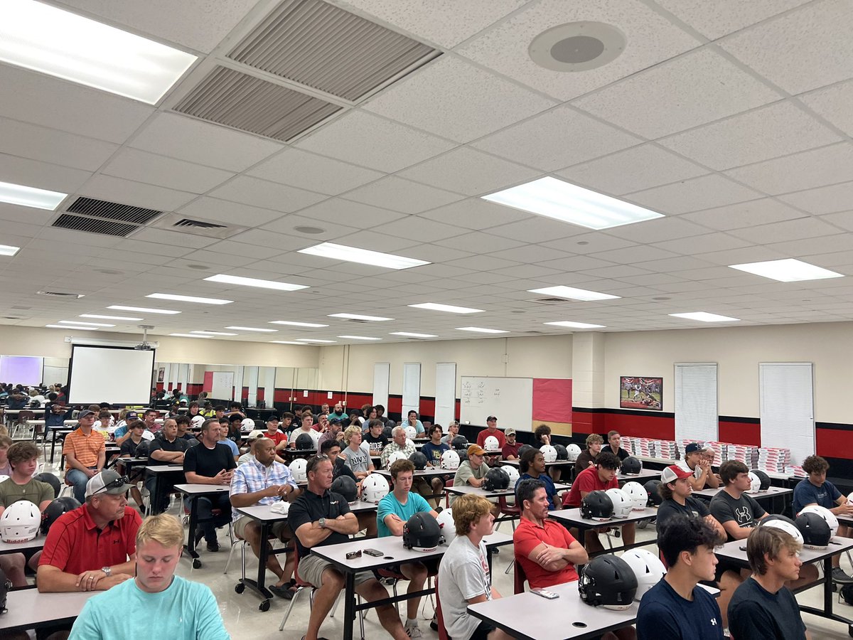 vrhsfootball's tweet photo. Great night with our first annual Dads and Decals! Great event for our dads and players. And thank you to a great guest speaker @ClintRutledge5 for coming out and talking to our guys! #HTR #BeatBowie #LetsGooooo https://t.co/KT2vdJBi2K